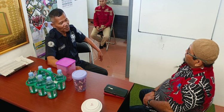 Kasi Humas Polres Tanah Bumbu J. Sinaga Kunjungi RSB