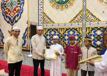 Sekda Dr. H. Ambo Sakka Berikan Piagam Penghargaan dan Uang Pembinaan kepada Santri SDSM