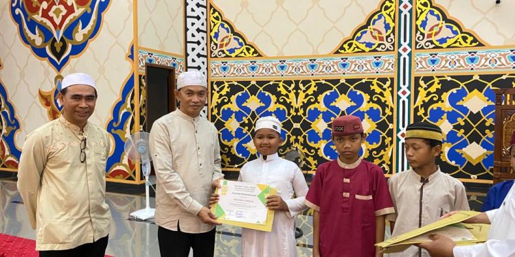 Sekda Dr. H. Ambo Sakka Berikan Piagam Penghargaan dan Uang Pembinaan kepada Santri SDSM