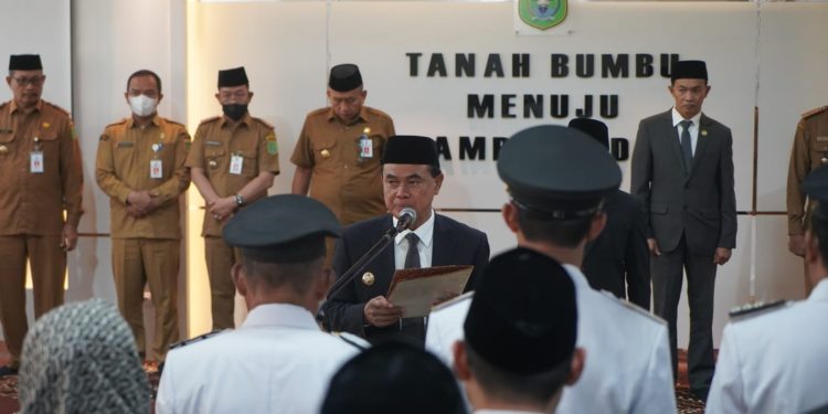 Lantik Pejabat Administrator dan Pejabat Pengawas
