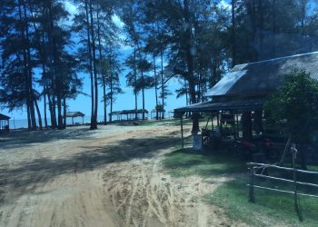 Supir Takut Ban Terbenam, Pasir Bawaan Gelombang Menutup Daratan Pantai Batakan
