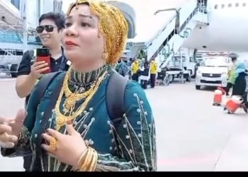 Bandara Heboh, ‘Sultan’ Makassar Ini Kenakan Kerudung Emas Usai Ibadah Haji