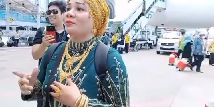 Bandara Heboh, ‘Sultan’ Makassar Ini Kenakan Kerudung Emas Usai Ibadah Haji