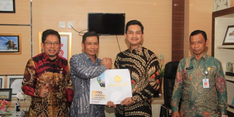 DPRD Tanah Bumbu dan ULM Tandatangani MoU