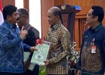 Sekda Ambo Sakka Terima Sertifikat Tanah Instansi Pemerintah