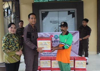 Kejari Bersama IAD Tanah Bumbu Bagi-bagi Sembako