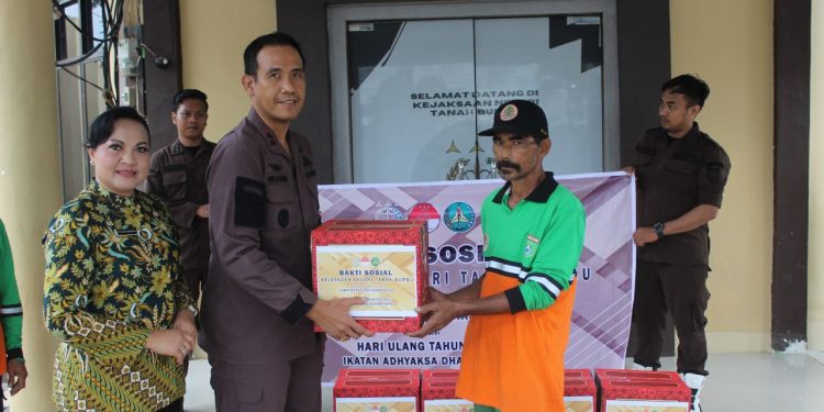 Kejari Bersama IAD Tanah Bumbu Bagi-bagi Sembako