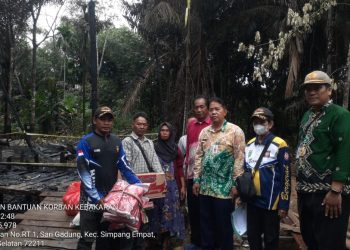Pemkab Tanah Bumbu Serahkan Bantuan Kebakaran di Jalan Pegangsaan