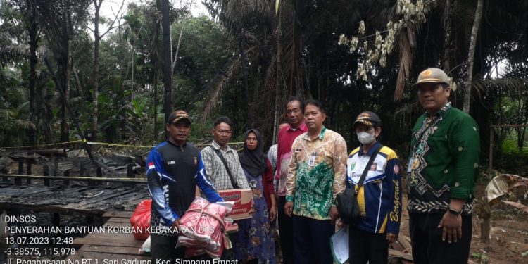 Pemkab Tanah Bumbu Serahkan Bantuan Kebakaran di Jalan Pegangsaan
