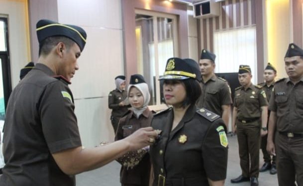 Kajari Kabupaten Tanah Bumbu I Wayan Wiradarma Lantik Kasi Datun Ribut Suprihatin