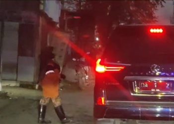 Bupati Abah Zairullah Berbagi Rejeki dengan Penyapu Jalan