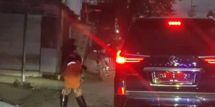 Bupati Abah Zairullah Berbagi Rejeki dengan Penyapu Jalan