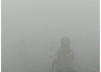 Jalanan Liang Anggang ‘Hilang’ Tertutup Kabut, Hati Hati Pengendara Pagi Hari