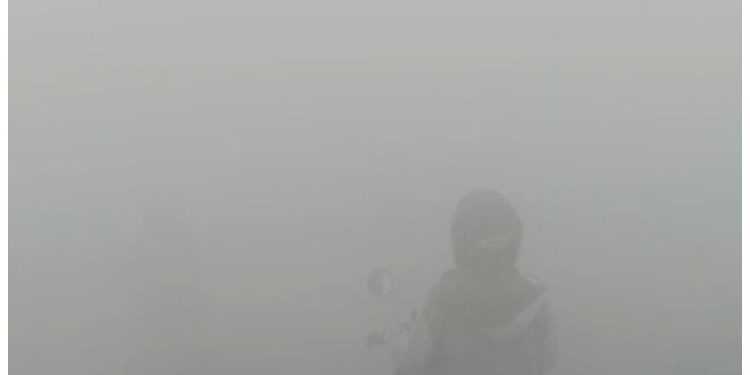 Jalanan Liang Anggang ‘Hilang’ Tertutup Kabut, Hati Hati Pengendara Pagi Hari