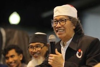 Berjejal, Arus Cek Kebenaran Cak Nun Sakit hingga Jadi Trending