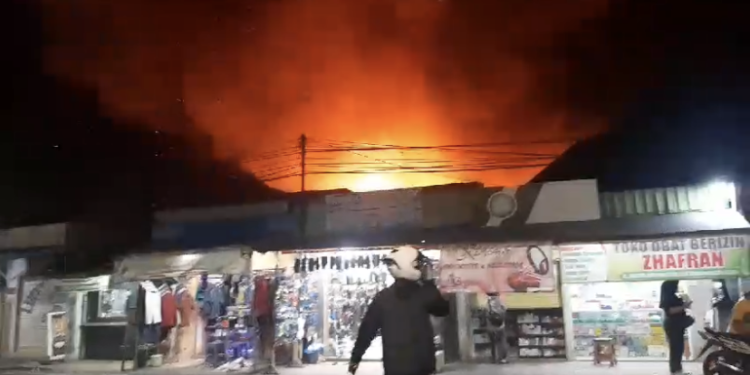 Dua Anggota Damkar Pingsan Saat Padamkan Kebakaran di Seberang Masjid Jami Banjarmasin