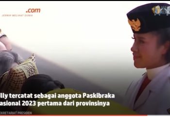 Sepatu Kiri Copot Saat Jalan di Tempat, Wenda Serahkan Merah-Putih ke Presiden Beralas Kaos Kaki