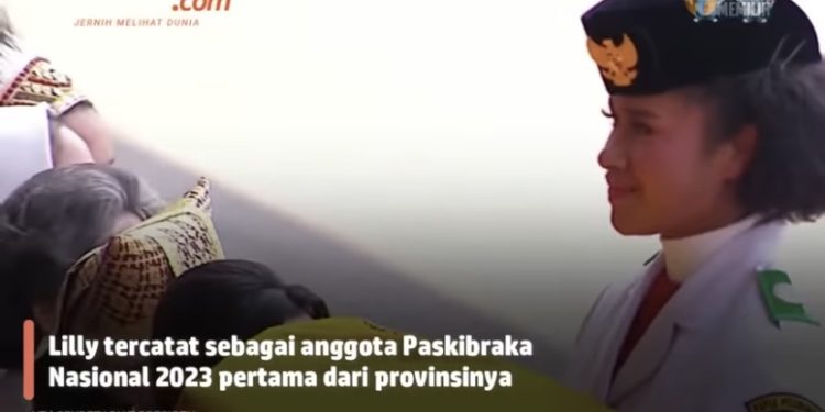 Sepatu Kiri Copot Saat Jalan di Tempat, Wenda Serahkan Merah-Putih ke Presiden Beralas Kaos Kaki