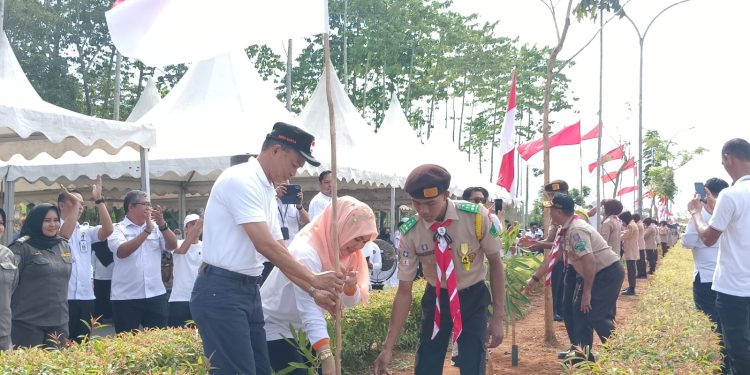 Dr. Ambo Sakka, Pimpin Pemasangan 5000 Bendahara Merah Putih Serentak di Tanah Bumbu