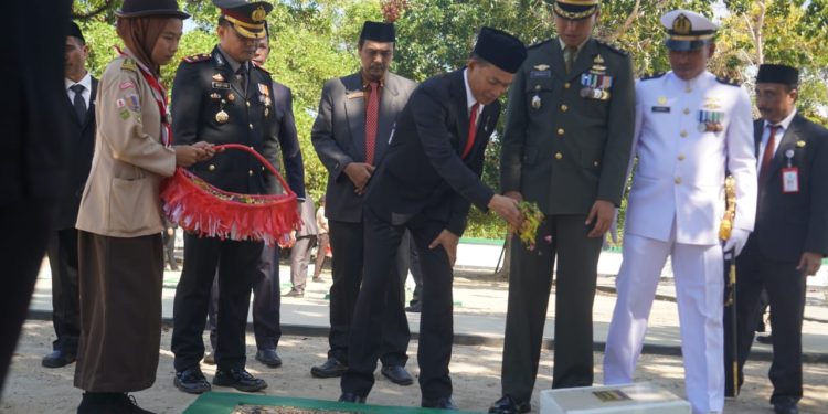 Sekda Tanah Bumbu Dr. Ambo Sakka Ziarah ke TMP Mattone