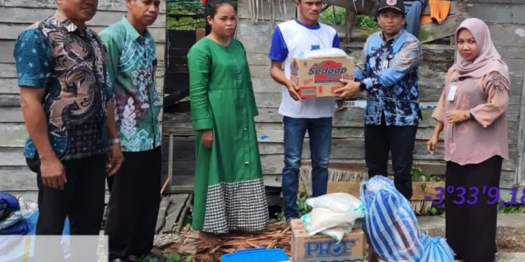 Pemkab Tanah Bumbu Salurkan Bantuan Korban Rumah Terbakar di Kusan Tengah
