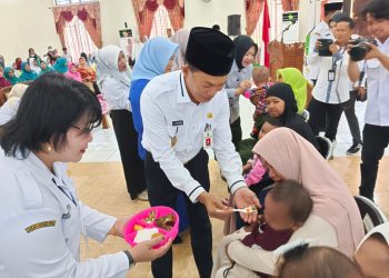 Pemberian Secara Simbolis Tablet Tambah Darah kepada Siswa SLTA dan Makanan Tambahan Bagi Anak Balita