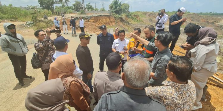 DPRD, PUPR dan Arutmin Tinjau KM 171 Satui
