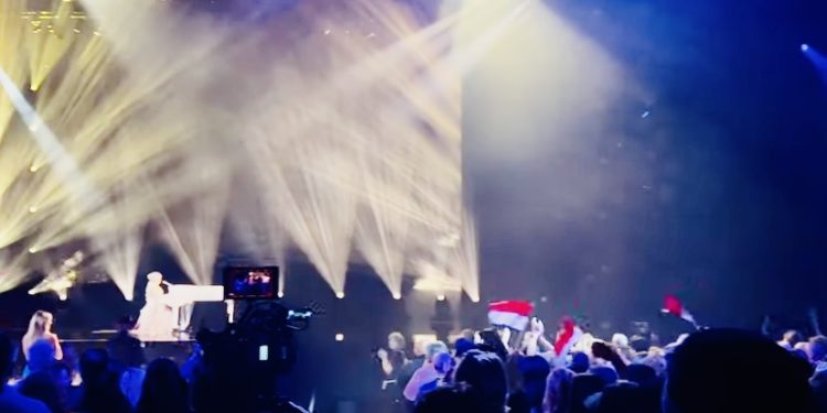 ‘Merah Putih’ Berkibar di Auditorium Semi Final AGT 2023 Sambut Perform Putri Ariani