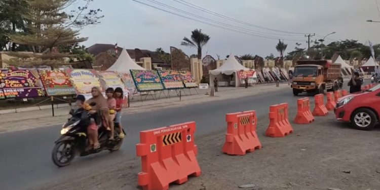 Crazy Rich Binuang Mantu, Panjang Karangan Bunga ‘Sejauh Mata Memandang’