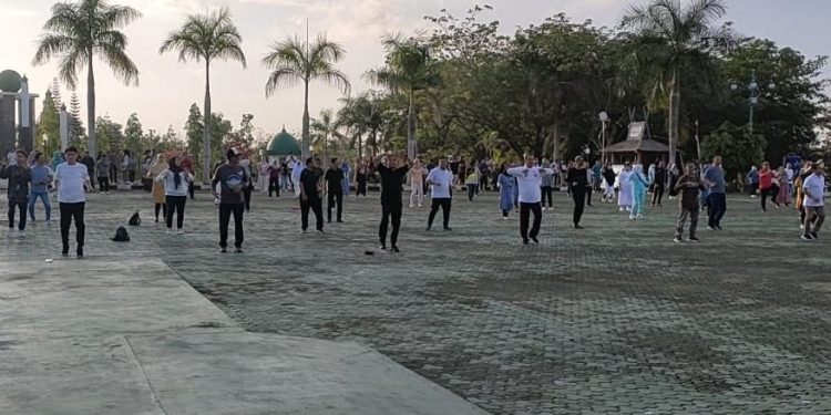 Bupati Tanah Bumbu Zairullah Azhar Senam Pagi Bersama ASN