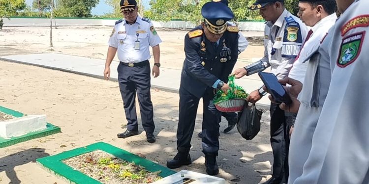 Harhubnas 2023, Jajaran Dinas Perhubungan Tanah Bumbu Ziarah ke Makam Pahlawan
