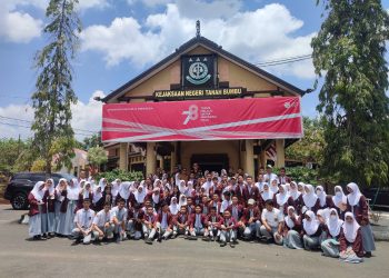 Pelajar SMAN 1 Simpang Empat Kunjungi Kantor Kejaksaan Negeri Tanah Bumbu