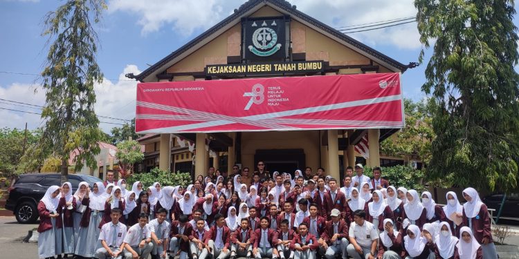 Pelajar SMAN 1 Simpang Empat Kunjungi Kantor Kejaksaan Negeri Tanah Bumbu