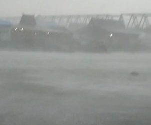 Begini Ngerinya Badai Angin Ngamuk di Permukaan Sungai Martapura, Dua Restoran Tepi Sungai Runtuh