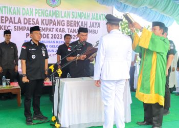 Bupati Zairullah Lantik Delapan Kades di Kecamatan Simpang Empat