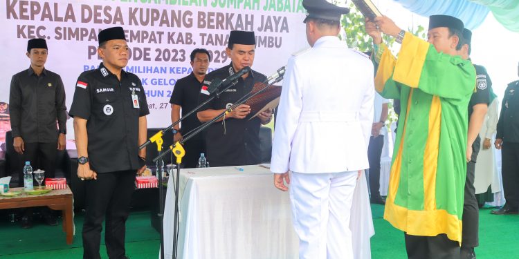 Bupati Zairullah Lantik Delapan Kades di Kecamatan Simpang Empat