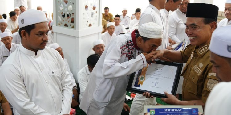 Bupati Tanah Bumbu Beri Penghargaan Geospasial sekaligus Launching Inovasi “Simple Plan”