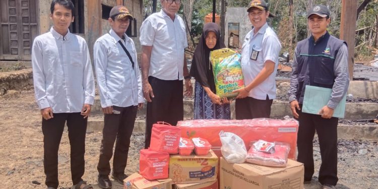 Warga Korban Kebakaran di Desa Mangkalapi Terima Bantuan dari Pemkab Tanah Bumbu