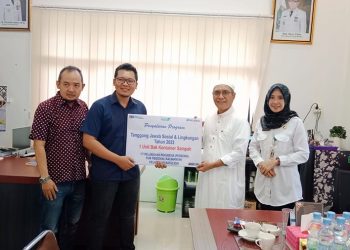 Peduli Lingkungan, PT Pelindo Batulicin Serahkan Bantuan Kontainer Sampah ke Pemkab Tanah Bumbu