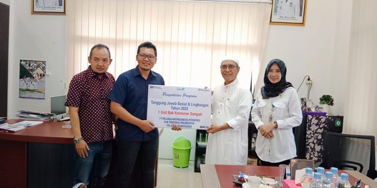 Peduli Lingkungan, PT Pelindo Batulicin Serahkan Bantuan Kontainer Sampah ke Pemkab Tanah Bumbu