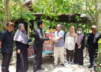 Dinas Sosial Tanah Bumbu Serahkan Bantuan kepada Korban Kebakaran di Desa Manurung