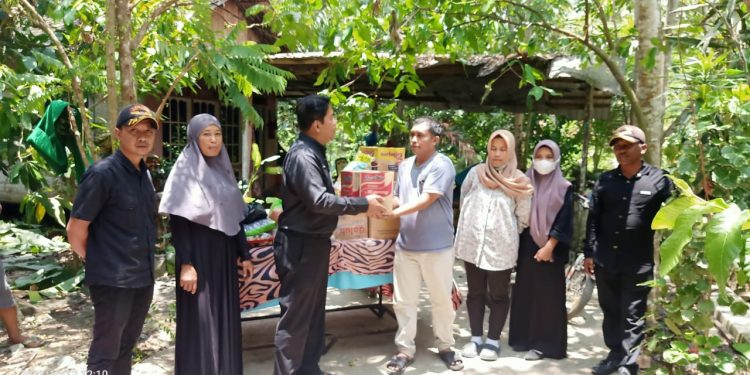 Dinas Sosial Tanah Bumbu Serahkan Bantuan kepada Korban Kebakaran di Desa Manurung