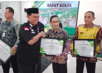 Abah Zairullah Berikan Penghargaan Terhadap Sejumlah Perusahaan Tambang di Tanah Bumbu