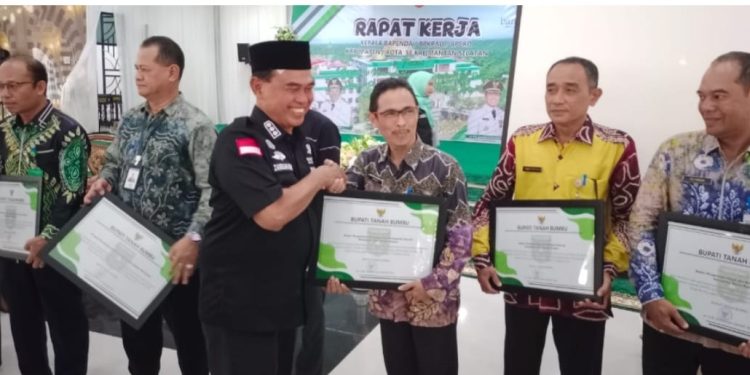 Abah Zairullah Berikan Penghargaan Terhadap Sejumlah Perusahaan Tambang di Tanah Bumbu