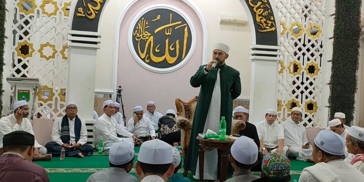 Habib Ahmad Al Habsyi Hadiri Majelis Lailatul Jumat, Ajak Jamaah Perbanyak Sholawat