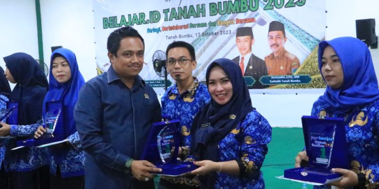 Anggota DPRD Tanbu Minta Kepala Sekolah Harus Berinovasi Tingkatkan Kualitas SDM