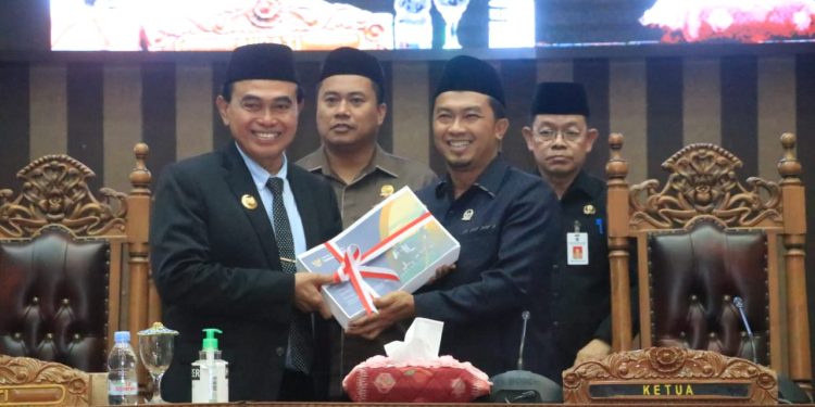 DPRD Kabupaten Tanah Bumbu menggelar paripurna dalam rangka penyampaian RAPBD Tahun Anggaran 2024.