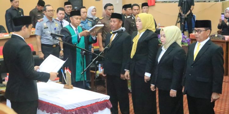 4 ANGGOTA DPRD TANBU PAW RESMI DILANTIK
