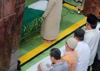 Almarhumah Erni Djumiati, Disholatkan di Masjid Al Jihad