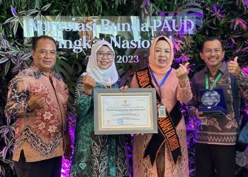 Bunda PAUD Tanah Bumbu Terima Penghargaan dari Kemendikbudristek